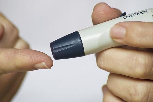 Toma de mostras de sangue para medir a glicosa na diabetes
