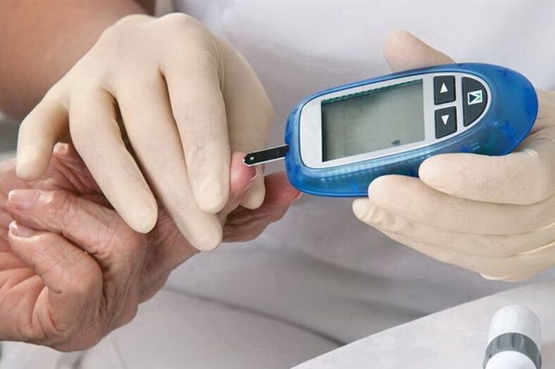 Toma de mostras de sangue para medir a glicosa na diabetes